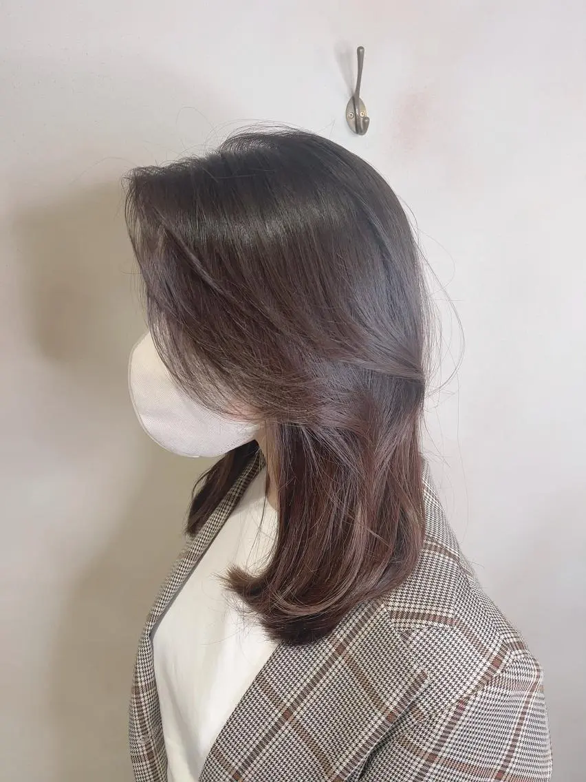 ミディアム ミディアムレイヤー くびれヘア かきあげバング レイヤーカット ローレイヤー 泉 堅也のヘアスタイル