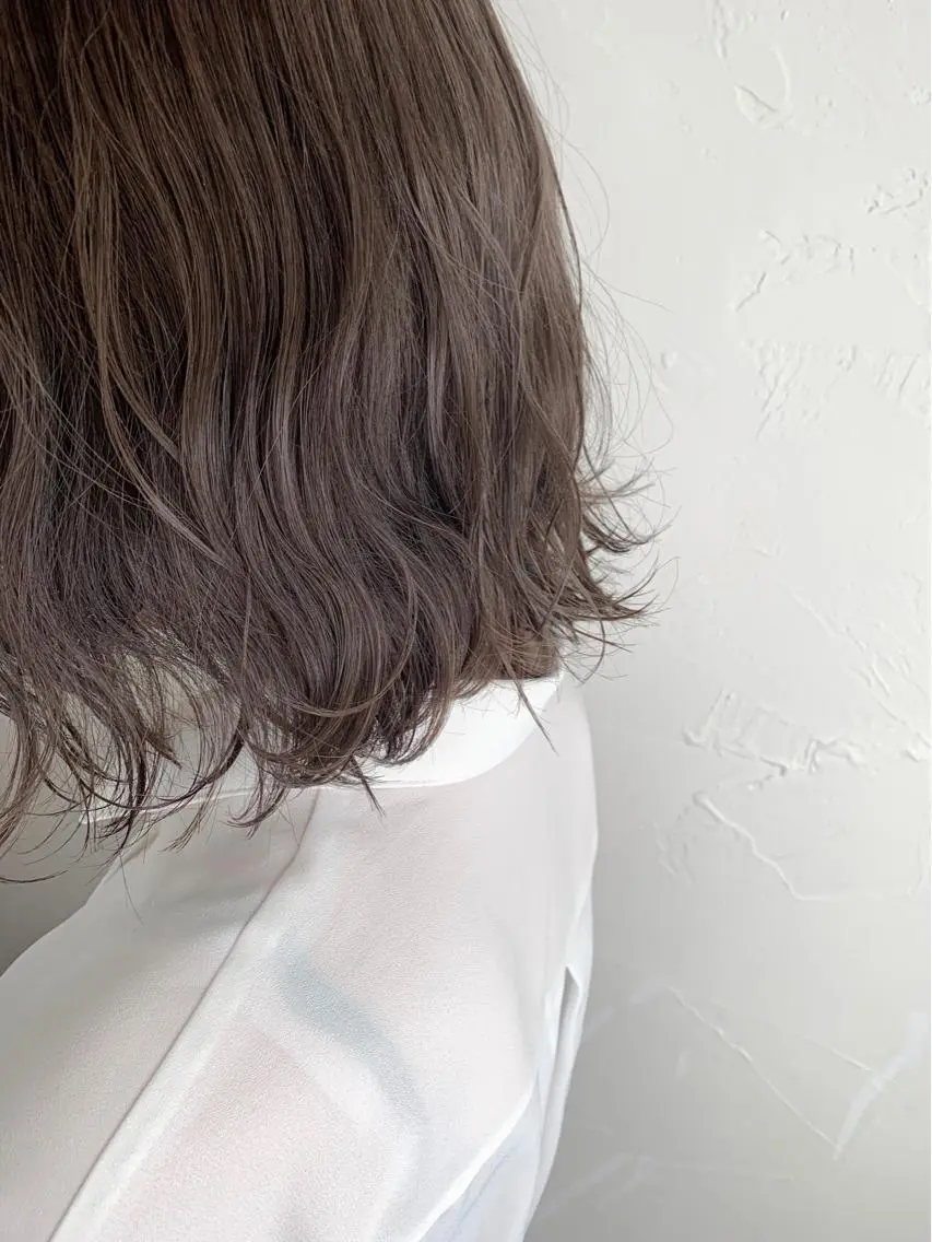 ミディアム カラー AYARIのヘアスタイル