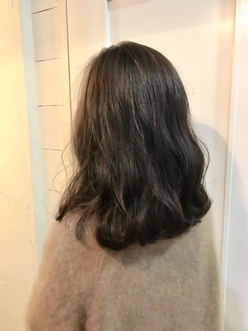 ミディアム シマ クルミのヘアスタイル