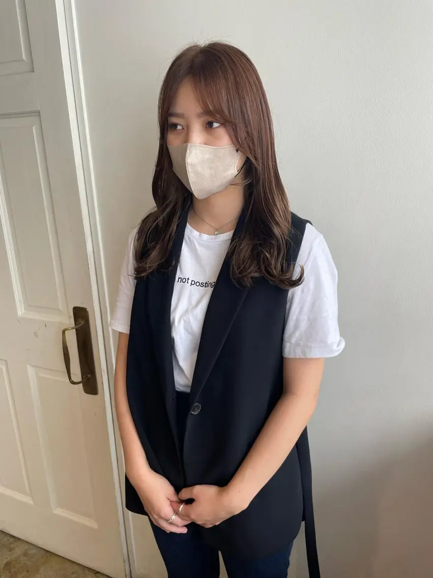 セミロング カラー ベージュカラー ブリーチ モカベージュ カット ヘアカラー トリートメント MIOベージュカラー 柔らかいカラーのヘアスタイル