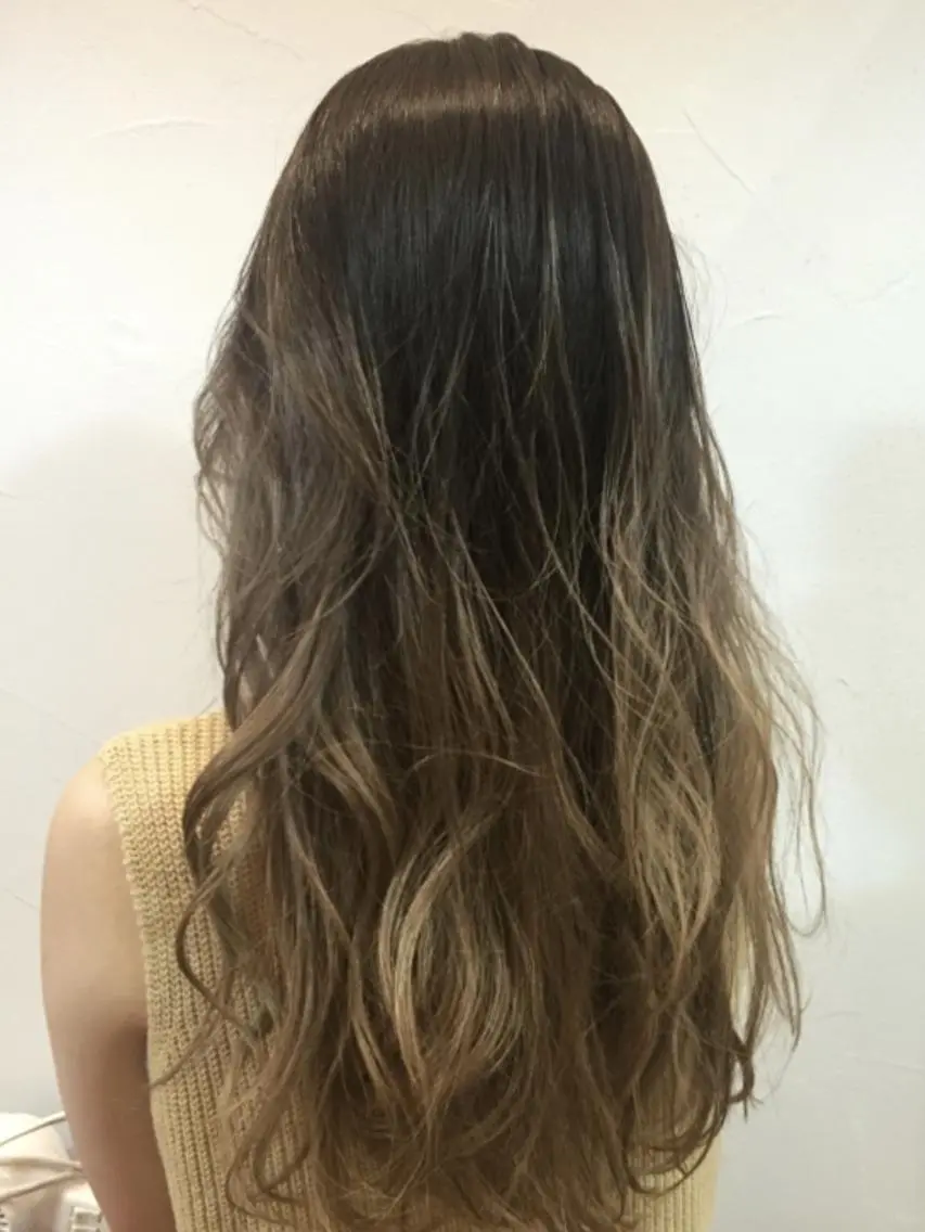 カラー ロング Nina by Babyloneのヘアスタイル