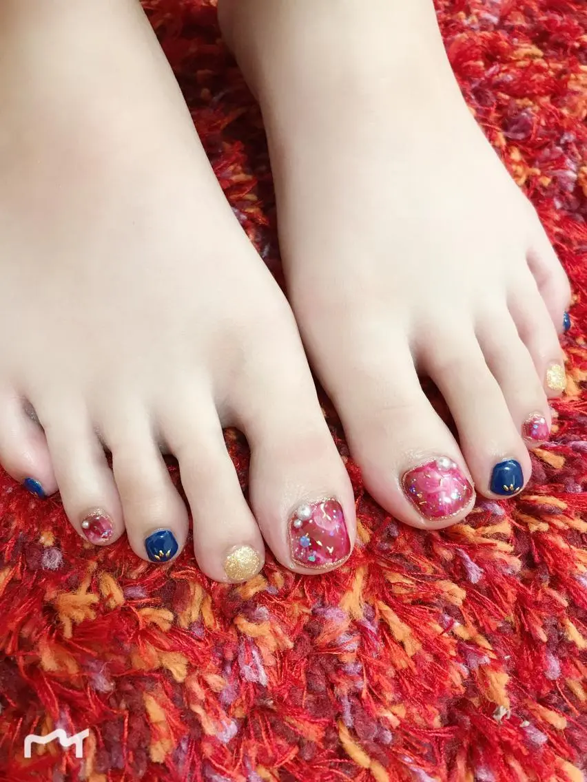 ネイル ボルドー ラメ(グリッター) 冬ネイル クリスマス フットネイル Masuko Yasukaのネイルデザイン