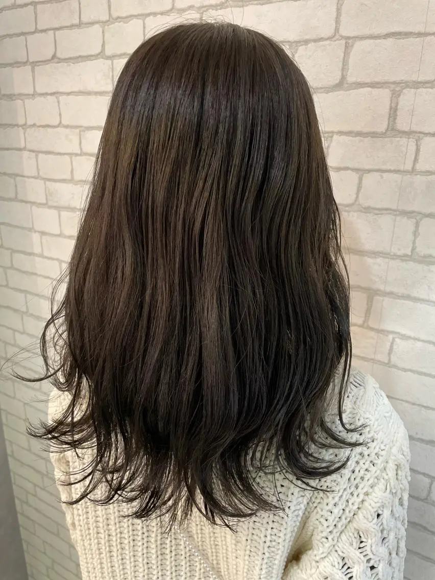 セミロング カラー ブリーチ ブラウンカラー ダークブラウン ミント ブリーチなしカラー アートディレクター 尾内 友美のヘアスタイル