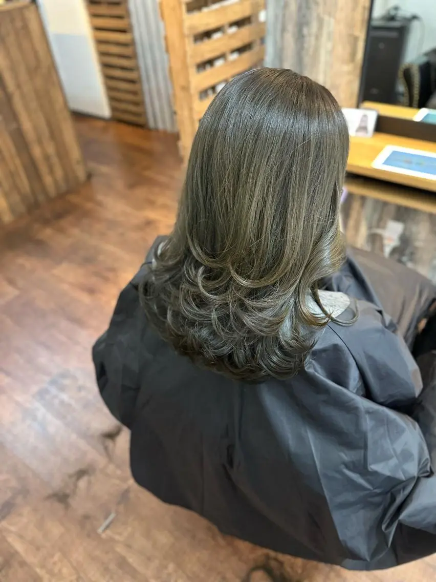 ロング カラー ハイライトカラー オリーブカラー ハイライト カット ヘアカラー トリートメント Luzir⭐︎ GEN⭐︎のヘアスタイル