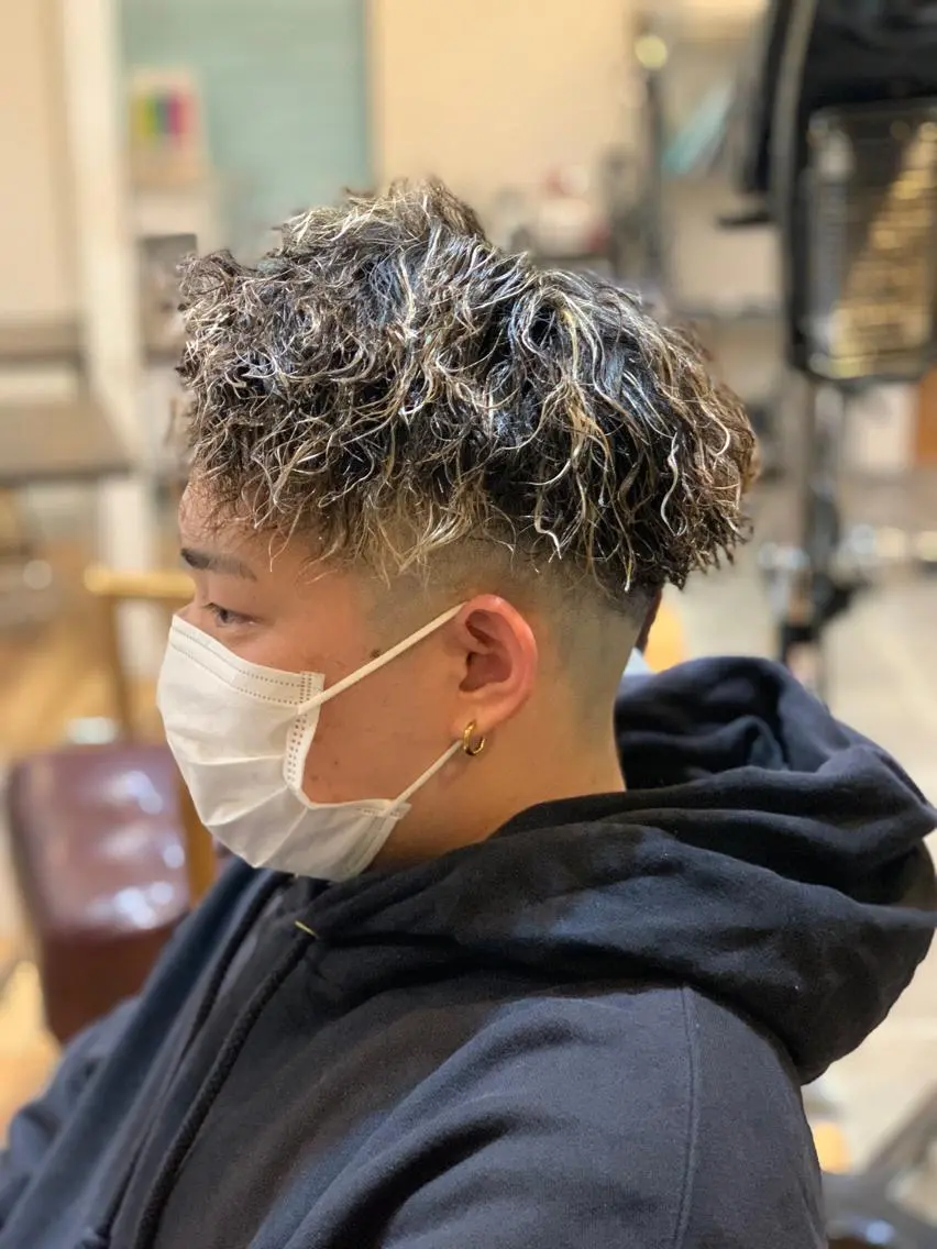 ショート カラー パーマ メンズ メンズハイライト メンズパーマ ツイストスパイラルパーマ ハイライトカラー ハイライト カット ヘアカラー パーマ メンズパーマ 髪質改善☆有馬のヘアスタイル