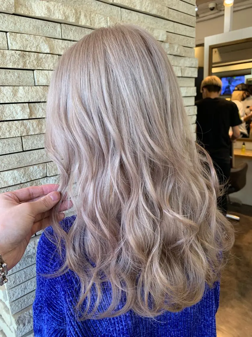 セミロング カラー ブリーチ ブロンド ホワイトブロンド ヘアカラー JIL BLAN千葉 代表　Toshikiのヘアスタイル