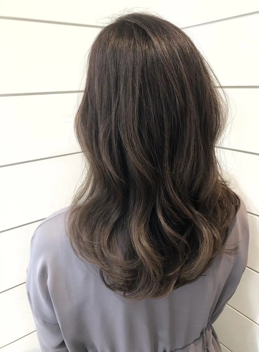 セミロング カラー グレージュ ハイライトカラー ハイライト 🍊新宿南口🍊 ERINAのヘアスタイル