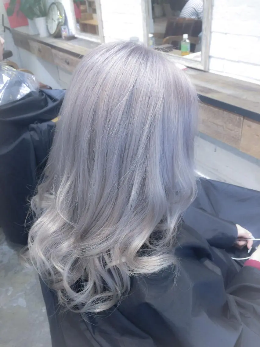 ミディアム セミロング ロング カラー シルバー エクステリピート率 No.1 菊池　悠介のヘアスタイル