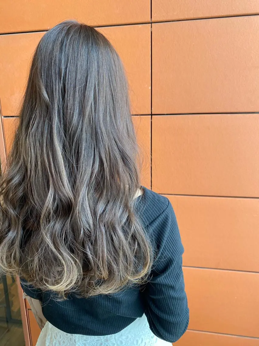 ロング カラー ベージュカラー ブリーチ 井手 孔介のヘアスタイル