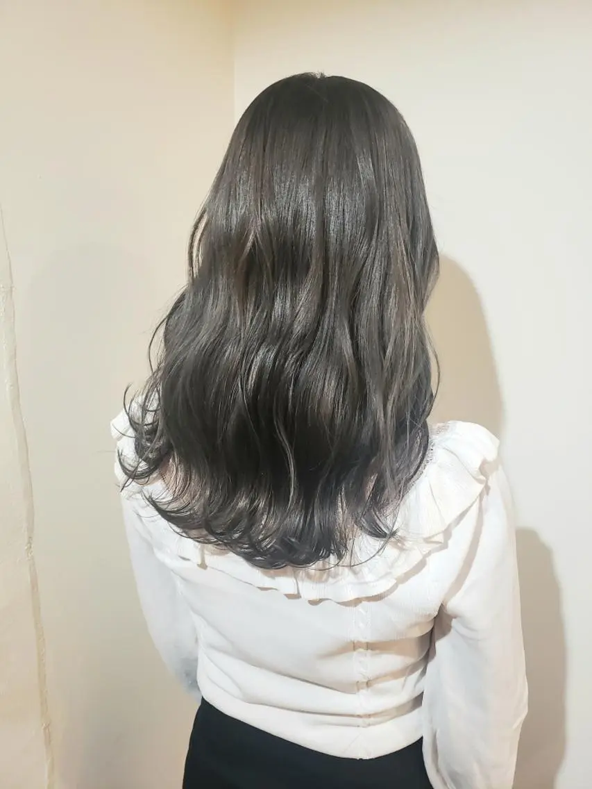 ロング アッシュ アッシュグレー ヘアカラー トリートメント 🇰🇷透明感×ハイ トーン🌟tomoのヘアスタイル