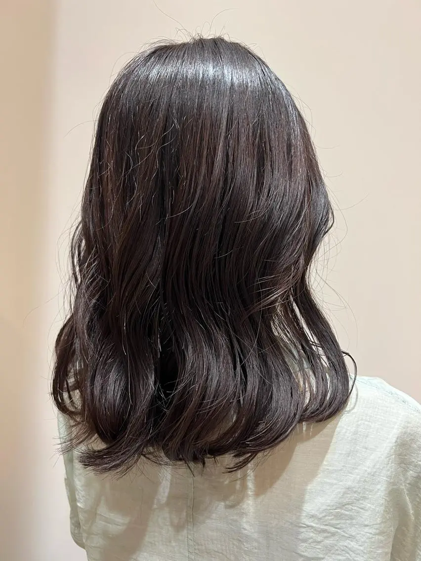 ミディアム カラー ヘアアレンジ ラベンダーカラー 暗髪カラー🫐パーマ おくだりんかのヘアスタイル