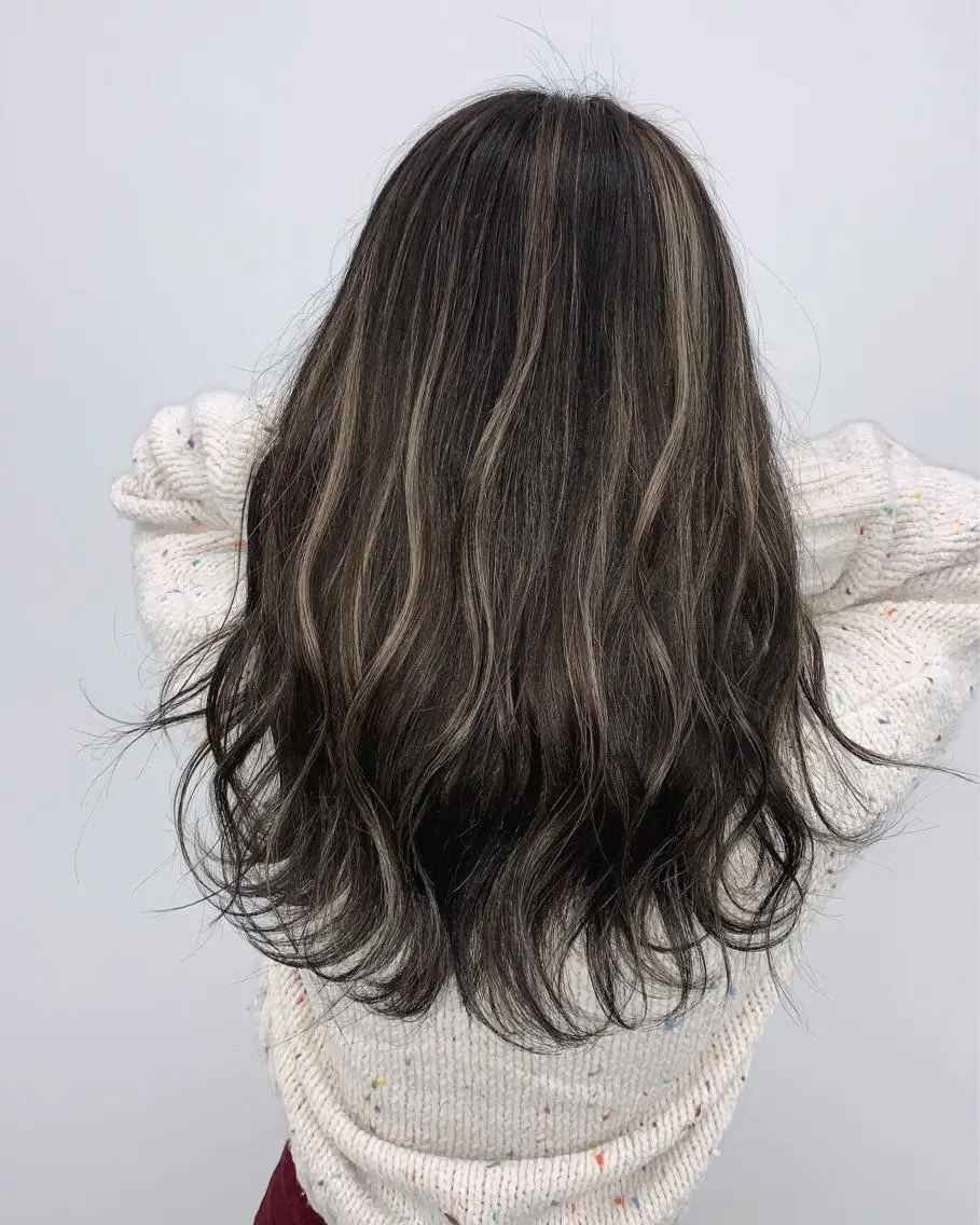 セミロング ハイライト 山田 絵里菜のヘアスタイル