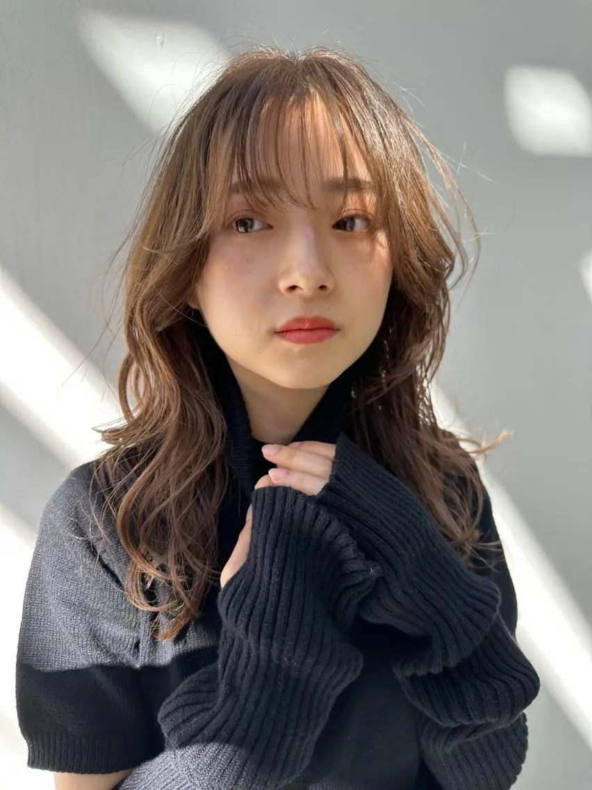 セミロング パーマ セミロングパーマ 顔周りカット 髪質改善 韓国風ヘア レイヤーカット 大人レイヤー×艶髪 小久保 春暁のヘアスタイル