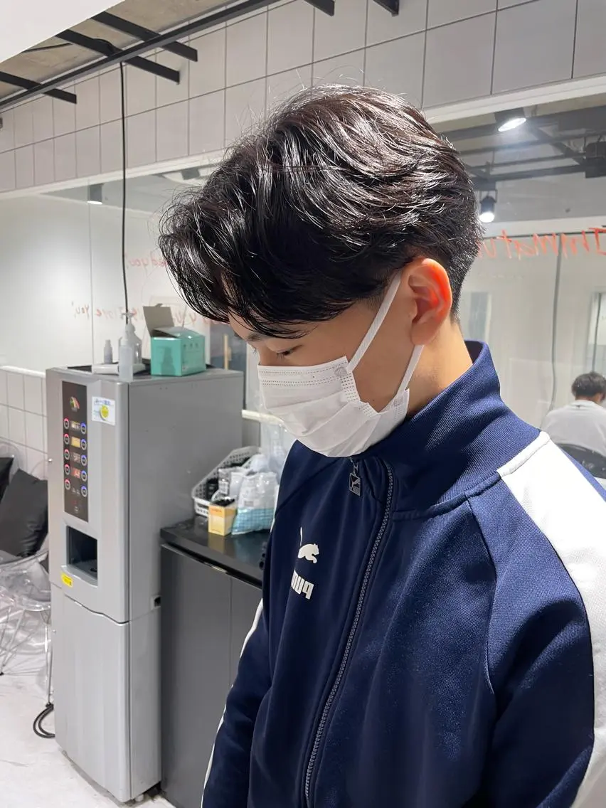 ショート カラー パーマ ヘアアレンジ メンズ アイブロウ アップバング センターパート メンズハイトーン マッシュウルフ マッシュ カット パーマ トリートメント ヘッドスパ ヘアセット スパイキー/フェザー /波巻き/かいとのヘアスタイル