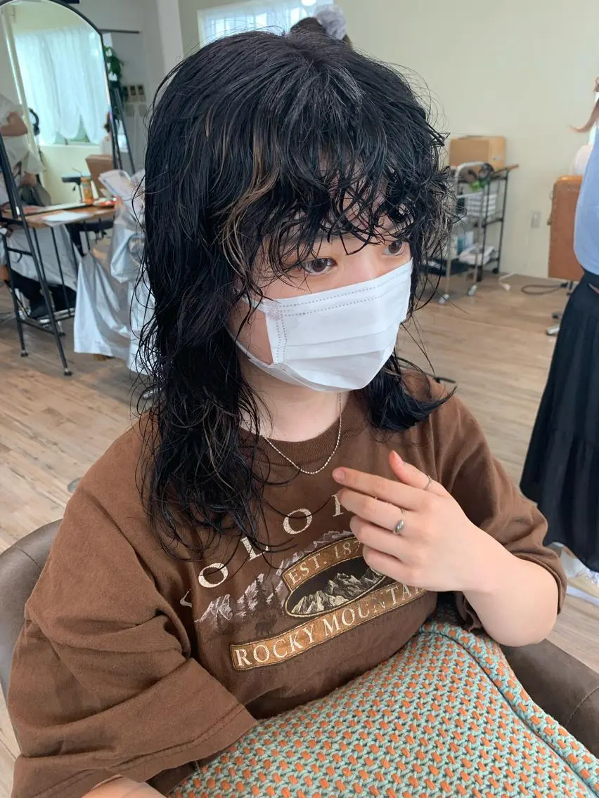 セミロング カラー パーマ 本間 結衣のヘアスタイル