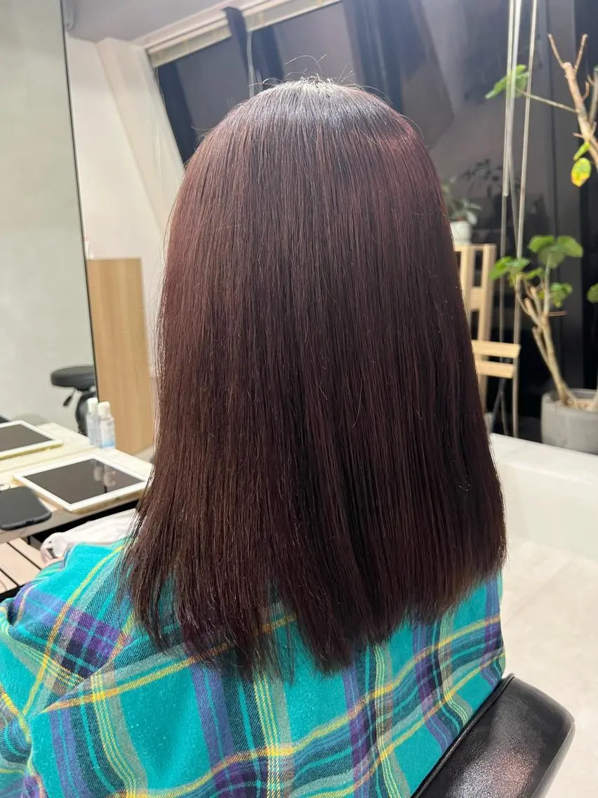 カラー レッドカラー 小森聖奈 韓国風レイヤーカットのヘアスタイル