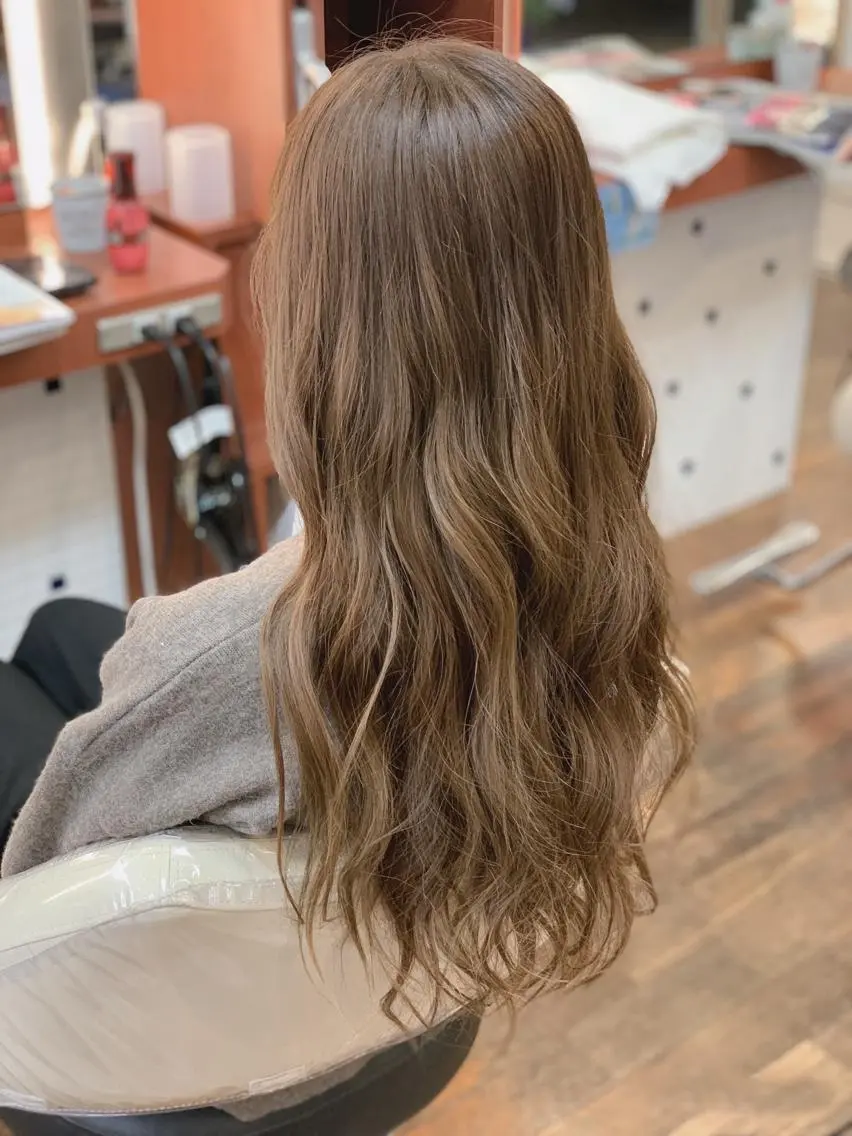 ロング カラー グレージュ イルミナカラー カット ヘアカラー トリートメント 左藤 翔平のヘアスタイル