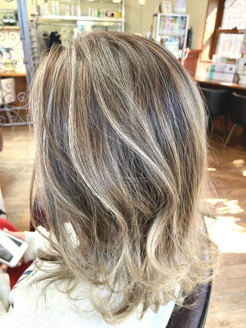 ミディアム カラー ハイトーンカラー 大橋 綾子のヘアスタイル