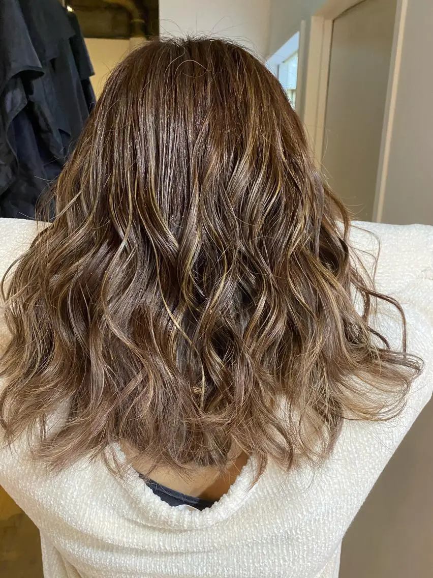 セミロング カラー ヘアアレンジ ベージュカラー ハイライトカラー ハイライト 久米 治仁のヘアスタイル