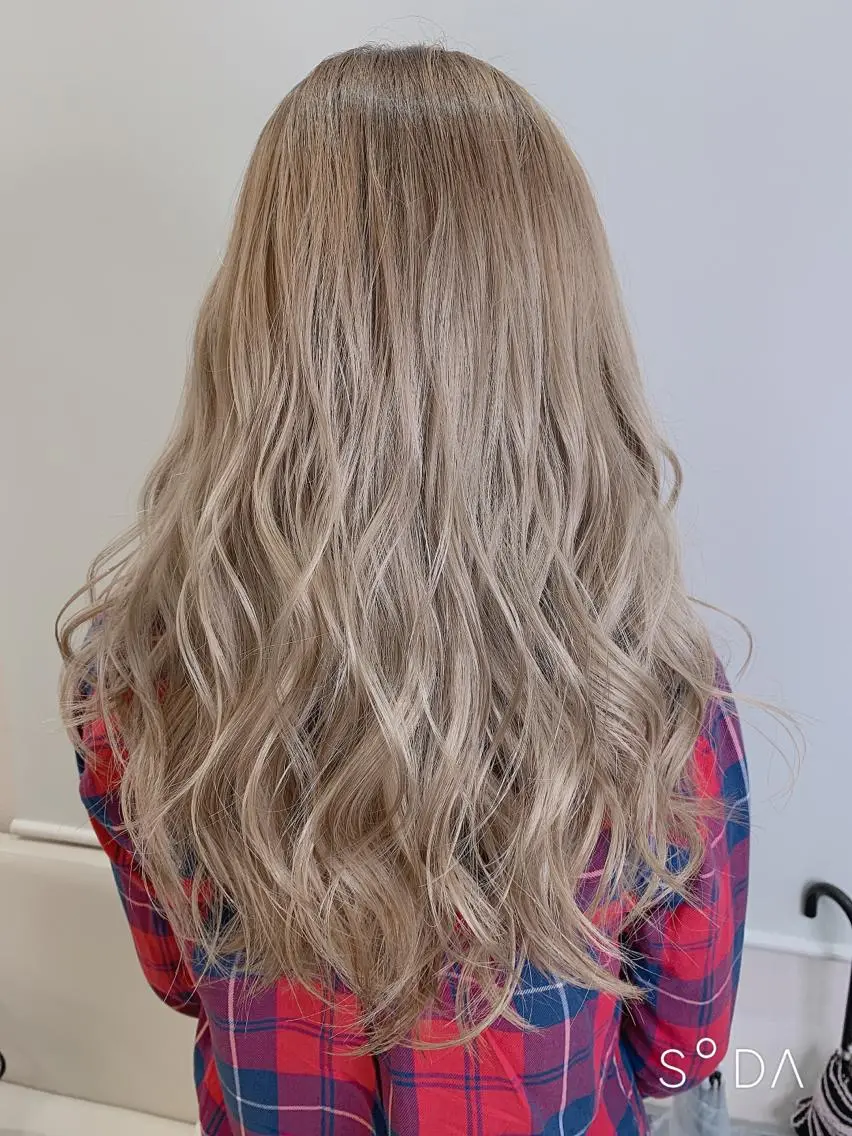 セミロング カラー ベージュカラー ハイトーンカラー ホワイトベージュ 店長ハイトーンカラー 柞山史奈のヘアスタイル