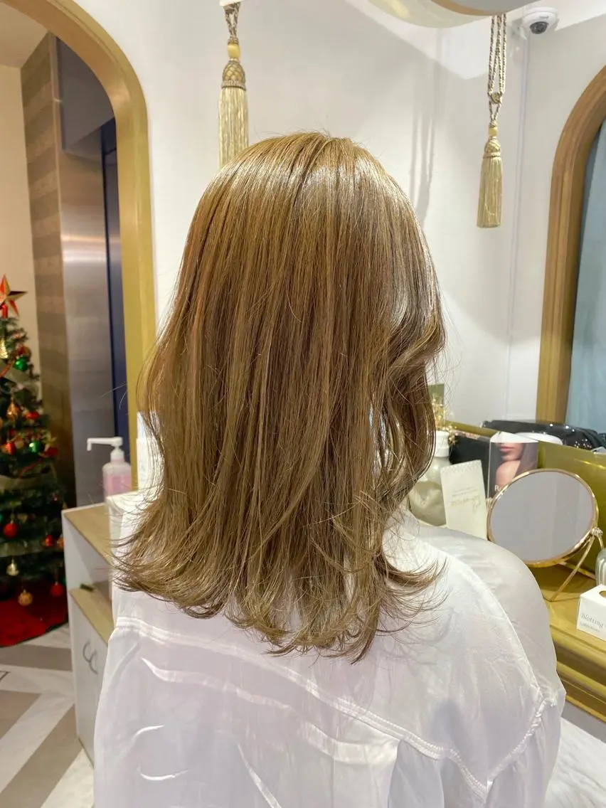 ミディアム カット ヘアカラー トリートメント レイヤーカット /透明感カラー西田のヘアスタイル