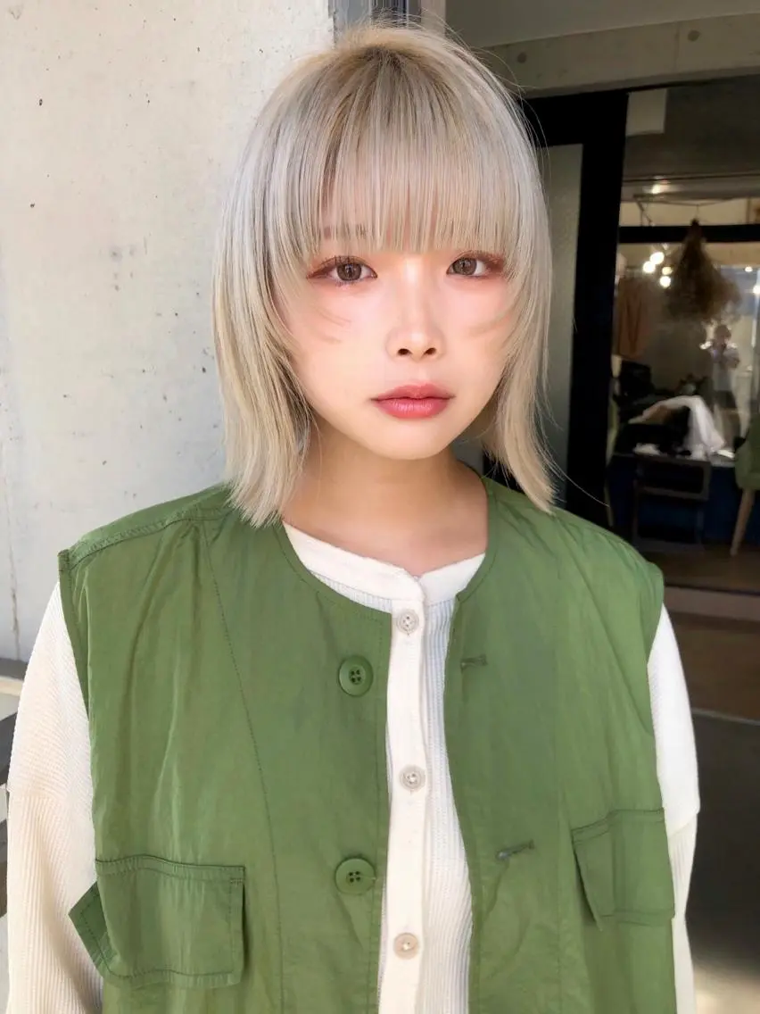 ミディアム カラー ブリーチ ハイトーンカラー ボブ 外ハネヘア カット ヘアカラー トリートメント トレンドヘア🌿 chinariのヘアスタイル