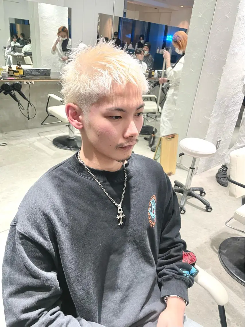 ショート カラー メンズ メンズバレイヤージュ メンズブリーチ センターパート フェードカット メンズハイライト ヘアカラー トリートメント スパイラルパーマ 🌐hina⭐️のヘアスタイル