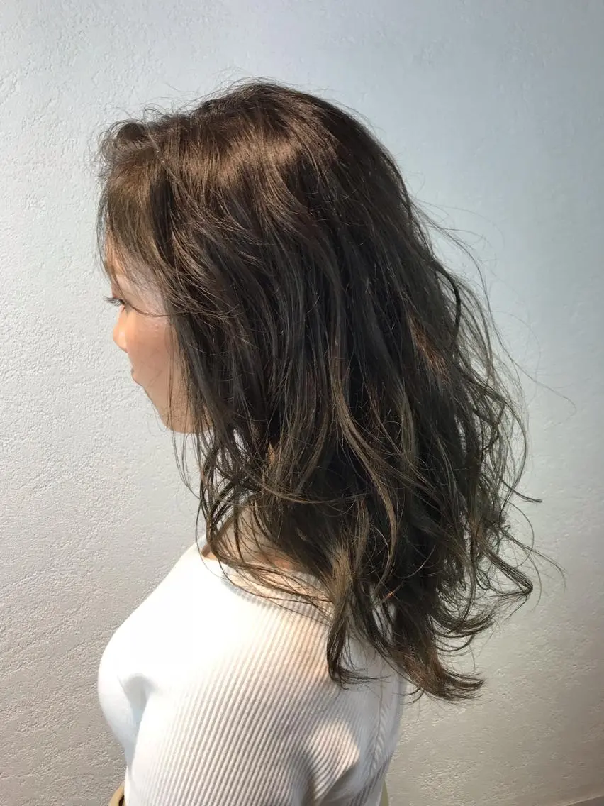 セミロング カラー ハイライトカラー ハイライト かきあげバング カット ヘアカラー トリートメント デザインカラー🌈 高木リョウのヘアスタイル