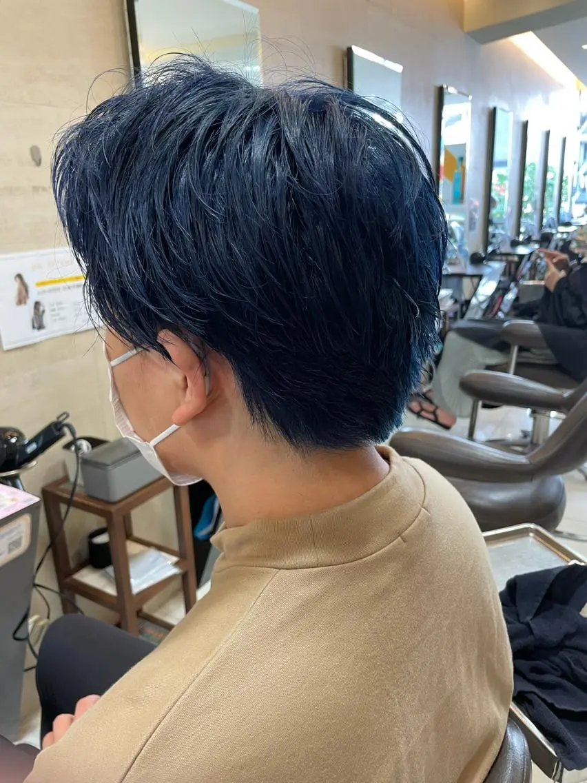 ショート カラー メンズ 黒髪 ブルーカラー ブルーブラック ダブルカラー イルミナカラー ブリーチ特化 ハイトーンRYOYAのヘアスタイル