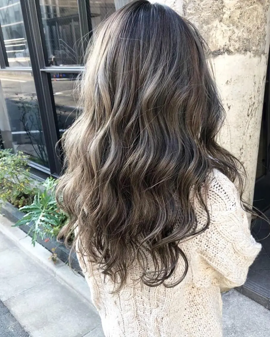 ロング カラー パーマ ヘアアレンジ メンズ キッズ ネイル マツエク・マツパ ブルーカラー シルバー ブルー シルバー カット ヘアカラー トリートメント 韓国風×透明感カラー 髪質改善オタベシンヤのヘアスタイル