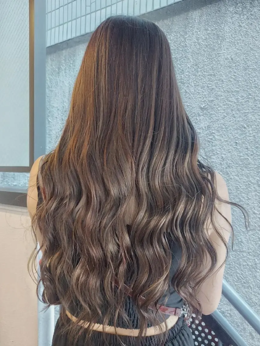 ロング カラー グレージュ ハイライトカラー ハイライト ブリーチ・ハイトーン 特化🎉内山のヘアスタイル