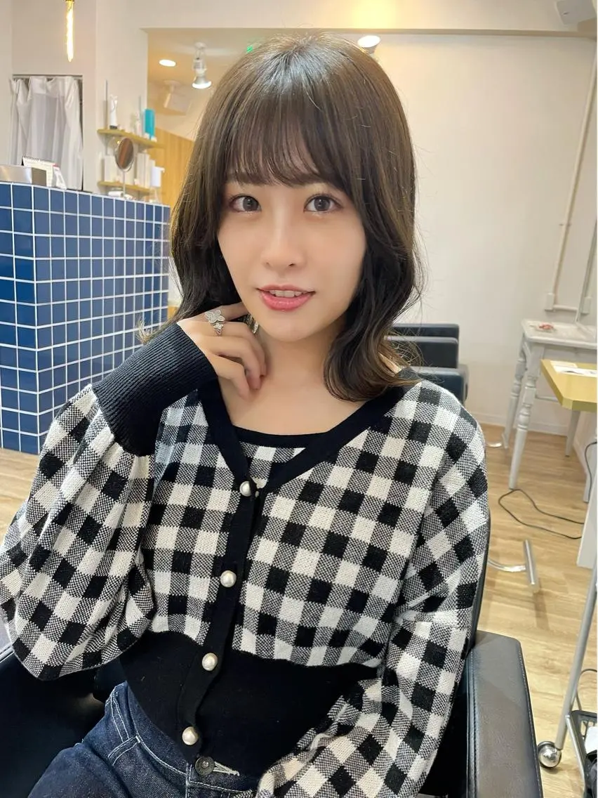 ミディアム カラー アッシュ 黒髪 ブリーチ ブルーカラー ブルーブラック カット ヘアカラー トリートメント オリーブカラー 特化　　kaiのヘアスタイル