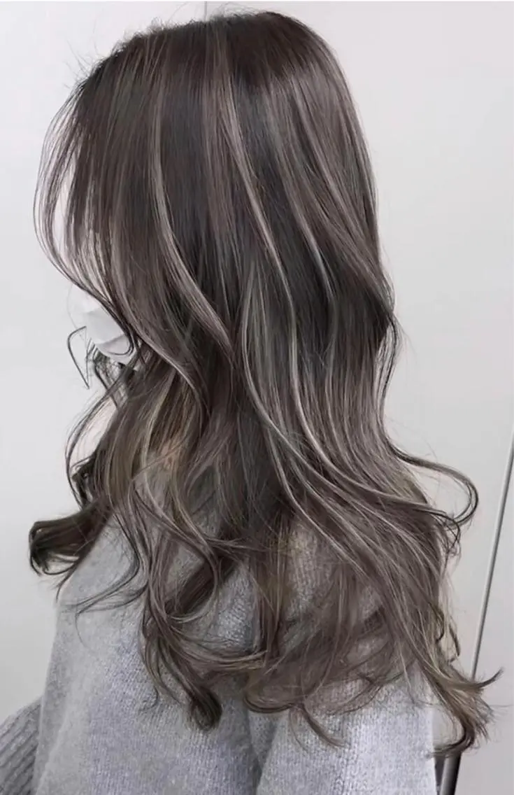 ロング ハイライト 横山 ひかりのヘアスタイル