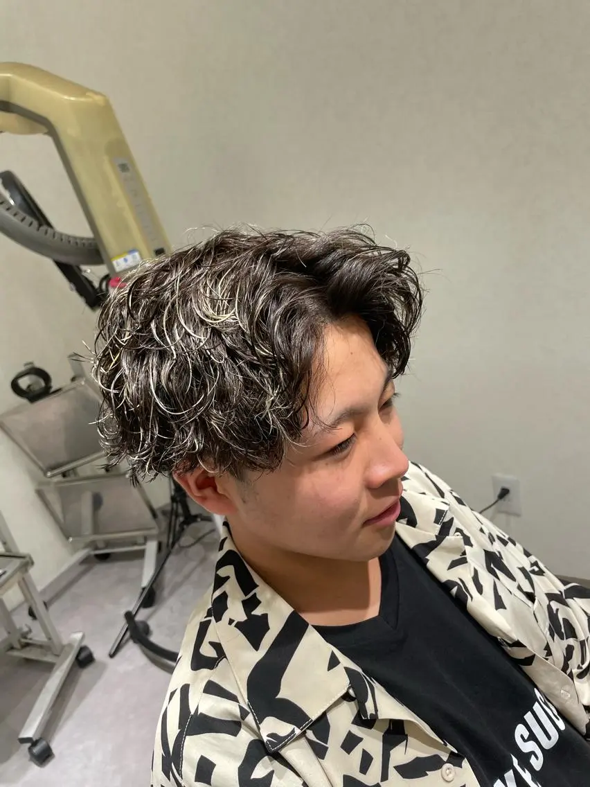 ショート カラー パーマ メンズ メンズメッシュ 波巻きパーマ メッシュ カット ヘアカラー パーマ メンズ特化/今池駅 徒歩1分/岡本一真のヘアスタイル