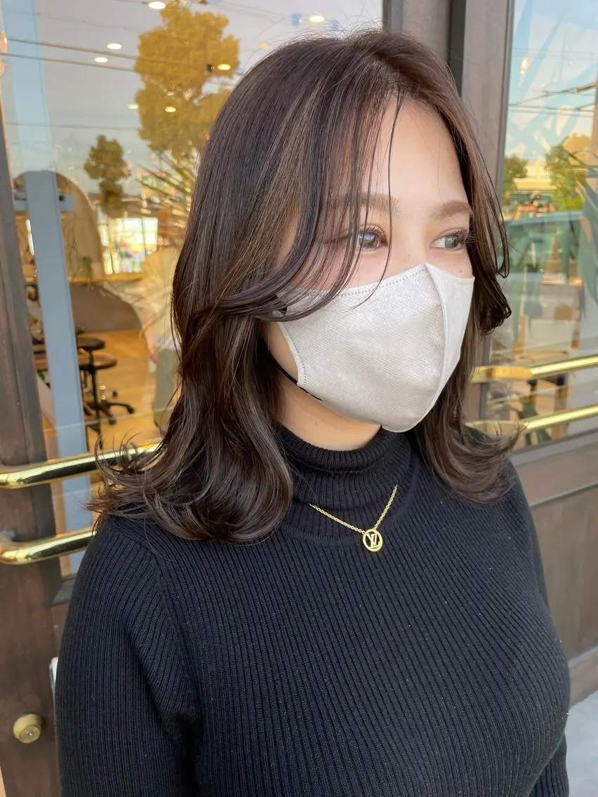 ミディアム カラー 比嘉 千咲のヘアスタイル