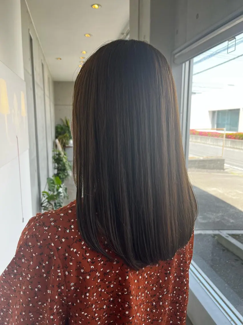 ミディアム アッシュ おせ ちさとのヘアスタイル