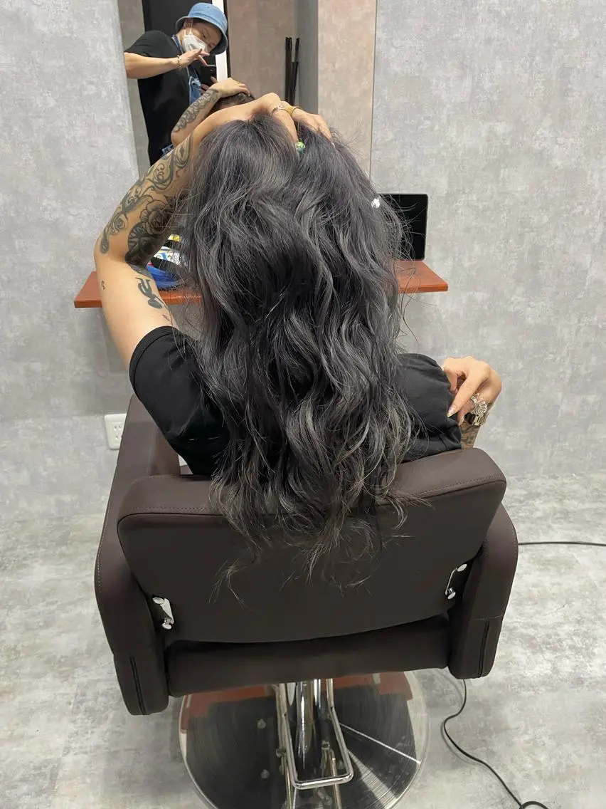 ロング パープルカラー andKおもろまち店 艶ダブルカラー✨のヘアスタイル