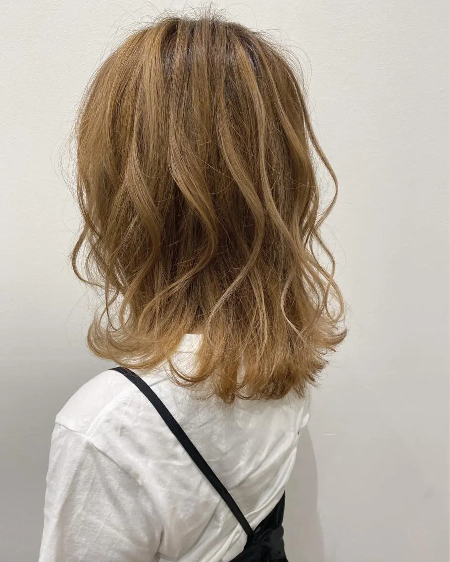ミディアム カラー 石田 優菜のヘアスタイル
