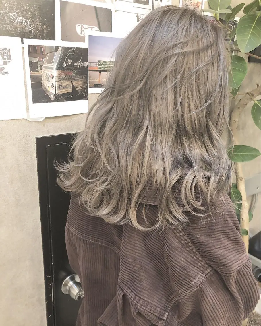 ミディアム カラー 顔周りレイヤーカット ブリーチminamiのヘアスタイル