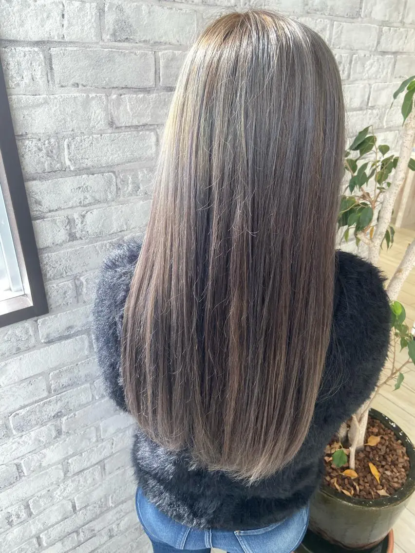 ロング カラー グレージュ ハイトーンカラー ラベンダーカラー ラベンダーグレージュ ラベンダーグレー Oopsレイヤー 加藤澄都のヘアスタイル