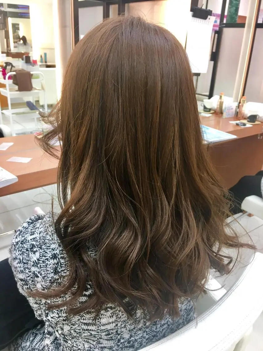 セミロング カラー セミロングパーマ ブラウンカラー イルミナカラー ナチュラルブラウン 外国人風カラー カット ヘアカラー トリートメント ブリーチ/バレイヤ ージュ川端裕司のヘアスタイル