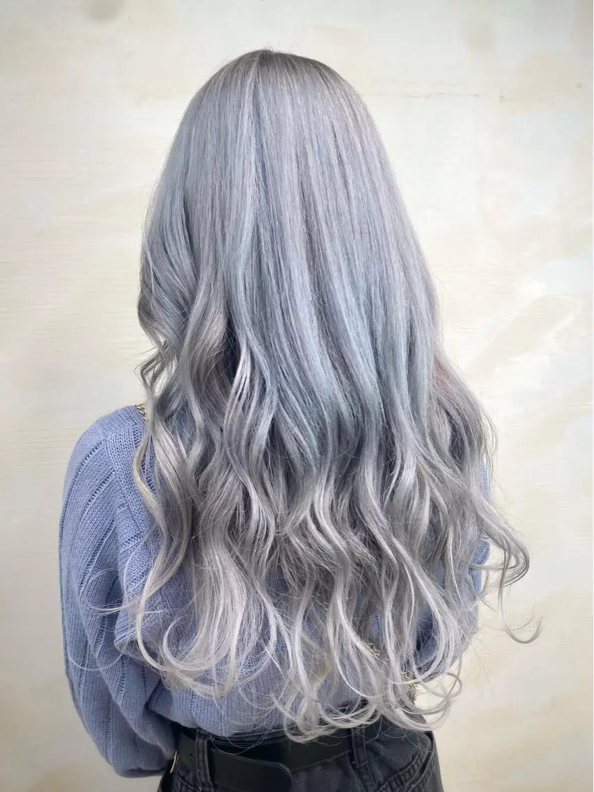 ロング カラー ブリーチ シルバー ホワイトシルバー ヘアカラー stylist Yumaのヘアスタイル
