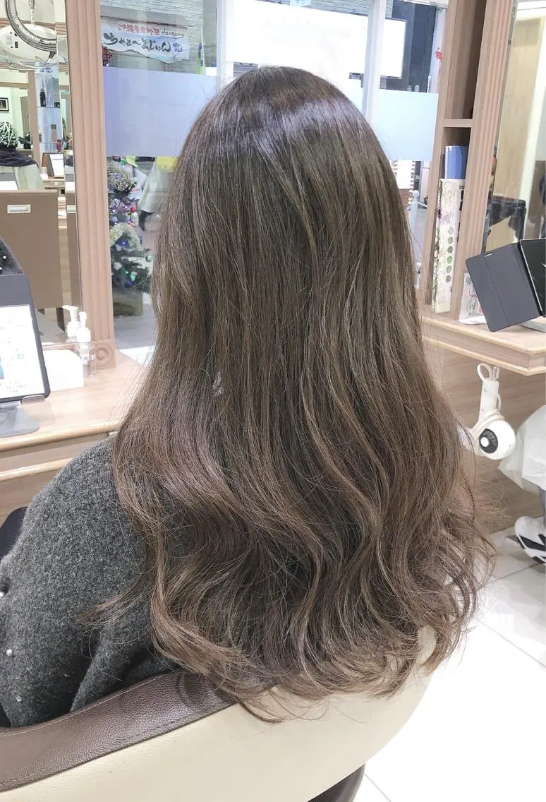 ロング カラー グラデーションカラー グレージュ ヘアカラー 小島 仁美のヘアスタイル