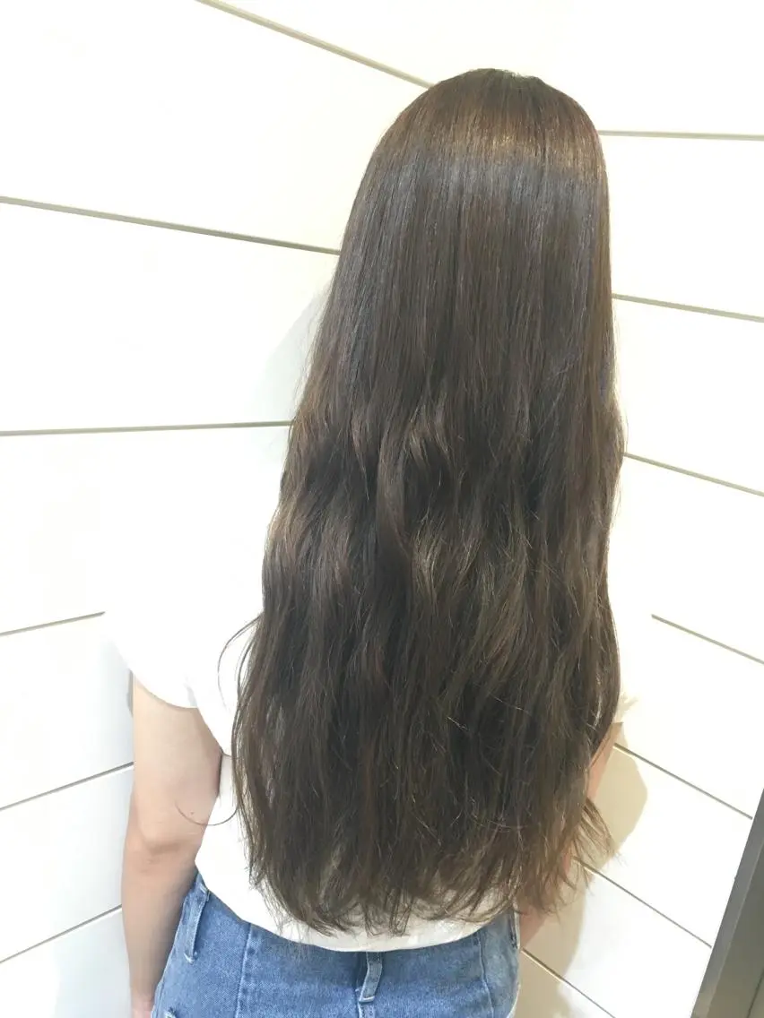 ロング カラー グレージュ 鍵山 千秋のヘアスタイル