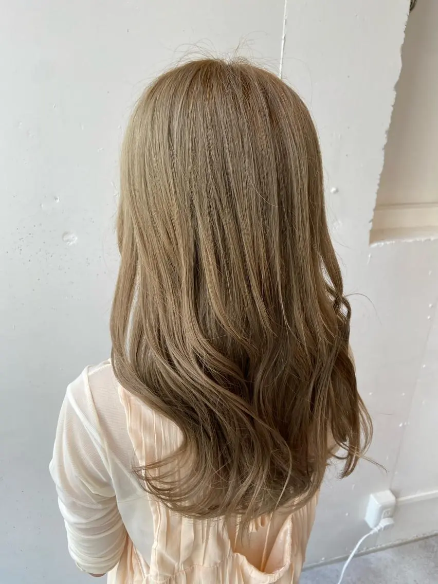 ミディアム カラー ベージュカラー ミルクティーベージュ ヘアカラー トリートメント ウルフカット レイヤーカット上柿のヘアスタイル