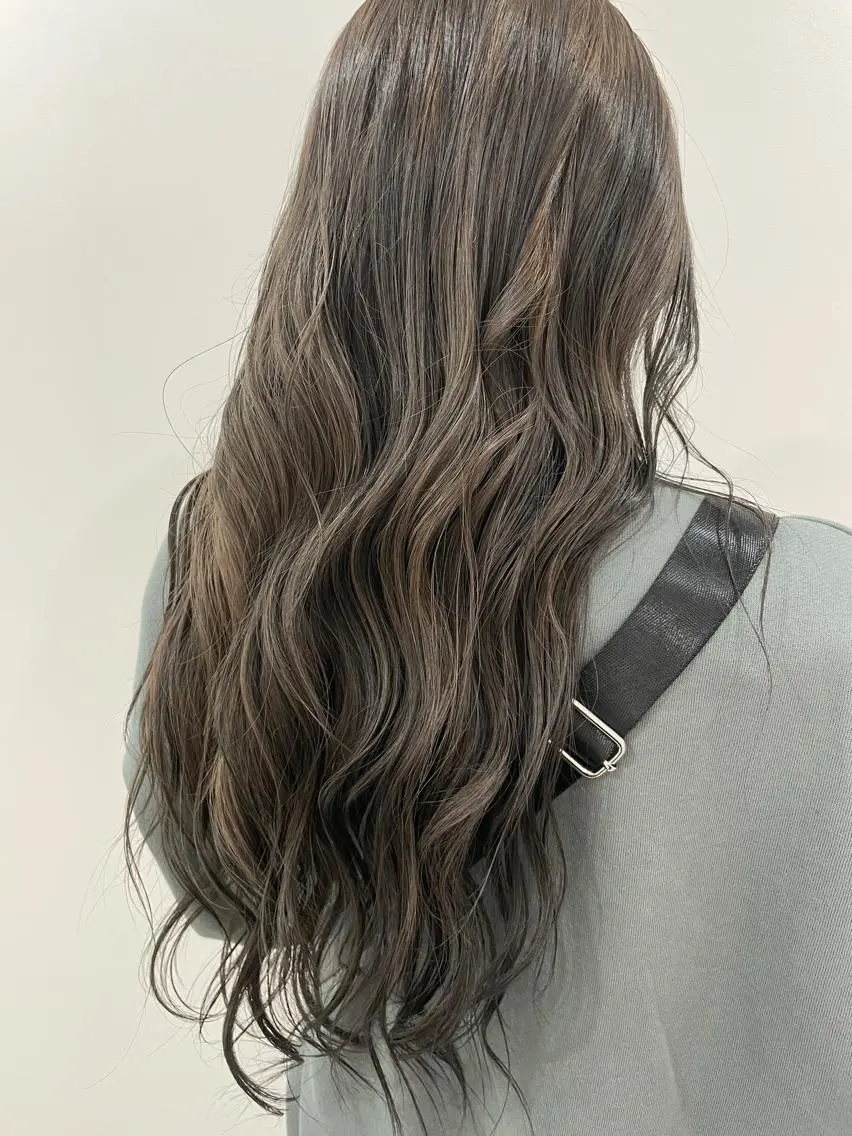 ロング カラー akane .のヘアスタイル