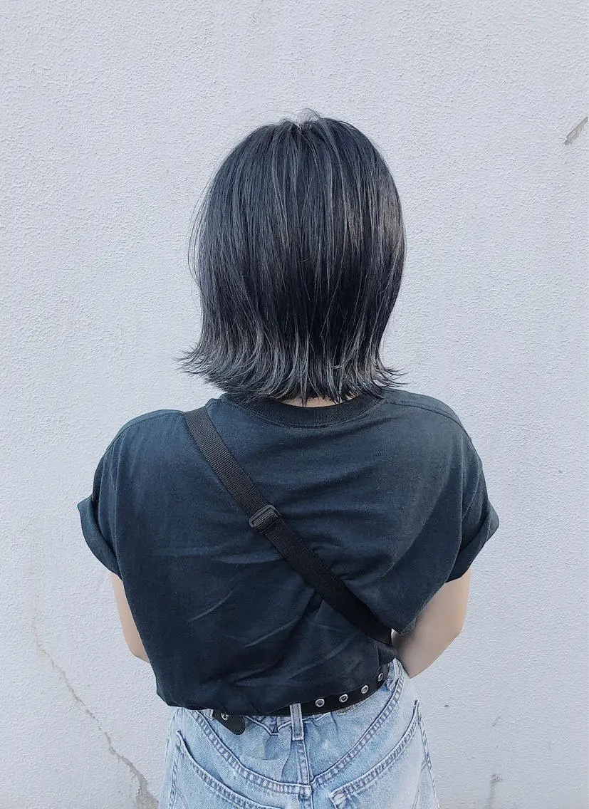 ミディアム カラー シルバー 外ハネヘア ハイトーン/レイヤー /ウルフ⭐️永田⭐️のヘアスタイル
