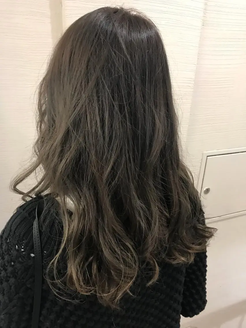 ロング カラー ベージュカラー ヘアカラー トリートメント 磧本 祐里恵のヘアスタイル