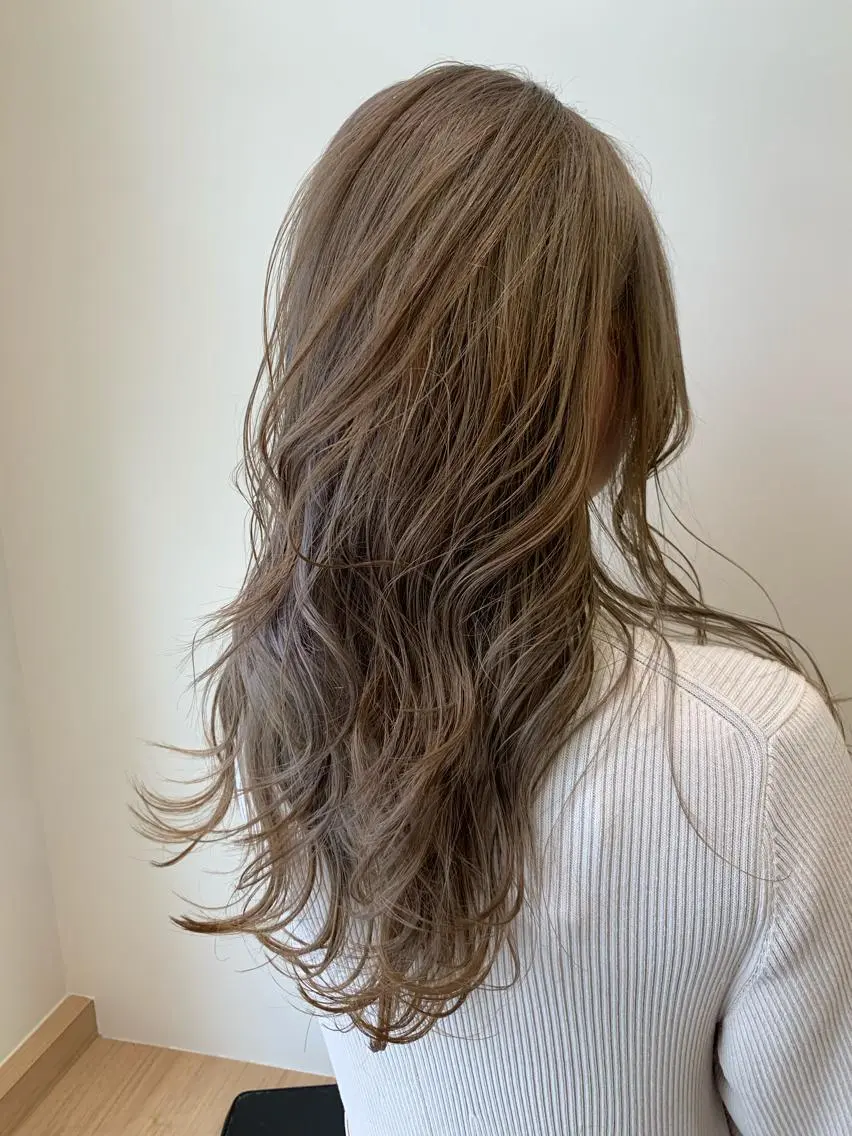 ロング カラー ベージュカラー ブリーチ ダブルカラー グラデーションカラー ミルクティーベージュ sato manamiのヘアスタイル