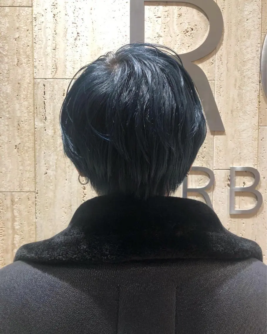 ショート カラー ネイビーカラー カット ヘアカラー トリートメント 高橋 芽衣のヘアスタイル